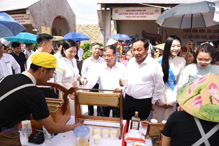 Lãnh đạo thành phố Hải Phòng và các đại biểu tham quan các gian hàng tại sự kiện.
