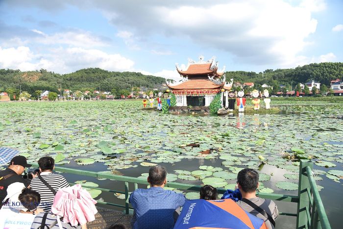 Đằng sau mỗi tích trò là cả một thế giới nghệ thuật được tạo nên bởi con rối, mặt nước, âm nhạc dân gian, tiếng trống hội, tiếng mõ, tiếng sáo, cùng tài năng và sự tinh tế của những người nghệ sĩ đứng sau thủy đình. Ảnh: Phùng Nguyện.