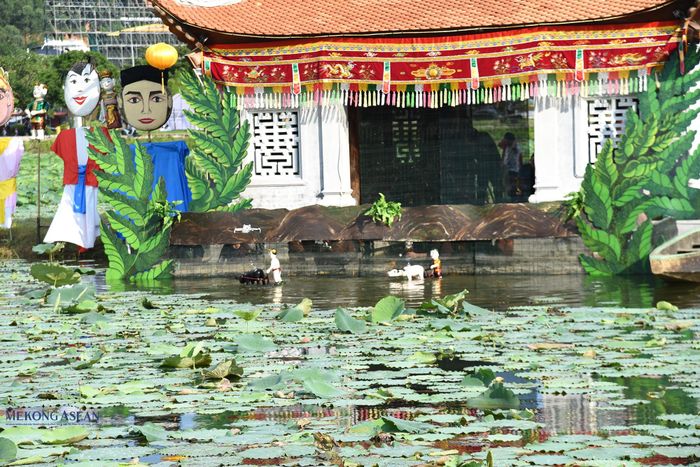 Những chú rối mộc mạc bằng gỗ, dưới bàn tay điều khiển khéo léo của người nghệ sĩ, bỗng trở nên sống động, khi thì hồn nhiên, dí dỏm, lúc lại trữ tình, sâu lắng; tái hiện sinh động những câu chuyện dân gian, phong tục, lễ hội và nhịp sống thanh bình của làng quê Việt Nam. Ảnh: Phùng Nguyện.