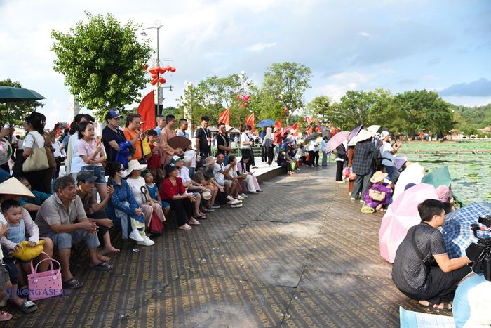 Đông đảo người dân và du khách đến xem và thưởng thức múa rối nước tại sân khấu nhà thủy đình hồ Kiếp Bạc thuộc di tích quốc gia đặc biệt, di sản văn hóa thế giới Kiếp Bạc, chiều 26/9/2026. Ảnh: Phùng Nguyện.