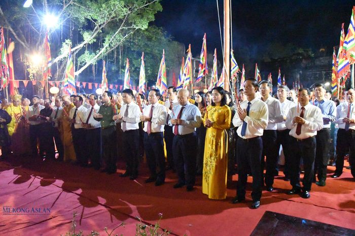 Các đại biểu dâng hương tưởng niệm 726 năm ngày mất của anh hùng dân tộc Trần Hưng Đạo. Ảnh: Phùng Nguyện.