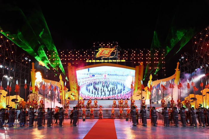 Chương trình đồng thời là hoạt động quảng bá hình ảnh Côn Sơn - Kiếp Bạc, giới thiệu tới đông đảo công chúng những giá trị tiêu biểu về lịch sử, văn hóa, danh nhân, tín ngưỡng và cảnh quan của vùng di sản. Ảnh: Phùng Nguyện.