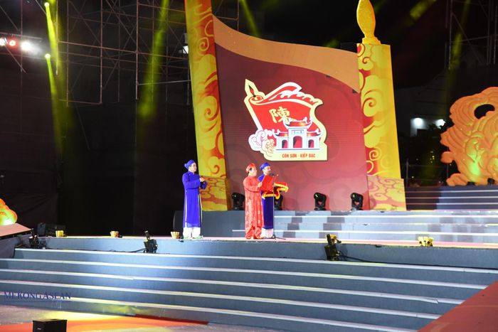 Đọc văn tế Đức Thánh Trần. Ảnh: Phùng Nguyện.