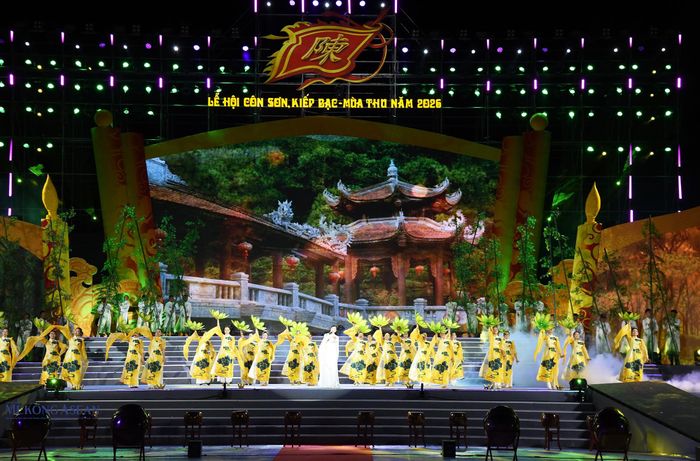 Chương trình gợi nhắc những chiến công hiển hách của quân dân nhà Trần trong 3 lần kháng chiến chống quân Nguyên - Mông, làm nổi bật tài năng, công lao và tầm vóc của Hưng Đạo Đại vương Trần Quốc Tuấn cùng hào khí Đông A trong lịch sử dựng nước và giữ nước của dân tộc. Ảnh: Phùng Nguyện.