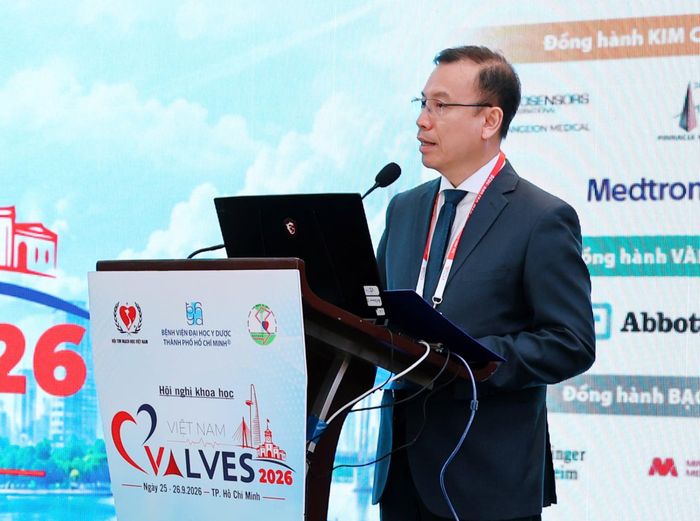 GS TS BS. Nguyễn Hoàng Định - Phó Giám đốc BV ĐHYD cho biết những tiến bộ về công nghệ đang thay đổi tư duy điều trị bệnh van tim. Ảnh: ĐHYD