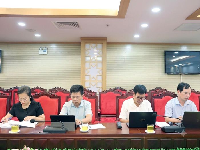 Các cán bộ tham dự buổi làm việc
