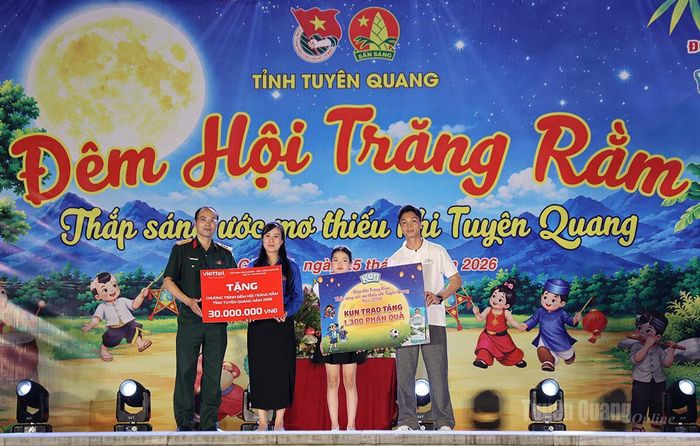 Tỉnh đoàn và các đơn vị đồng hành trao quà cho các em thiếu nhi.