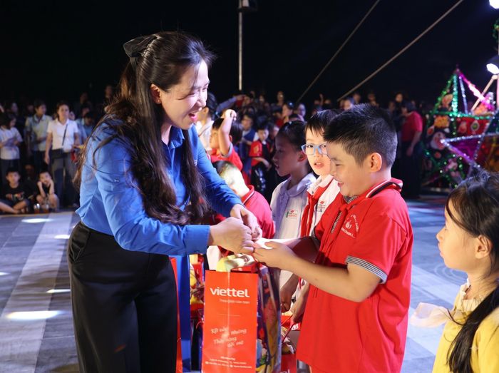 Bí thư Tỉnh đoàn Tuyên Quang Dương Minh Nguyệt trao học bổng cho các em thiếu nhi vượt khó