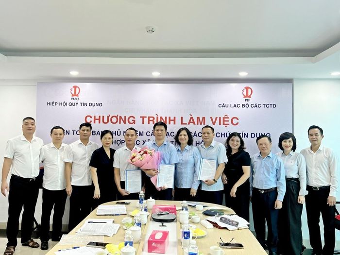 Ban Tổng Thư ký Hiệp hội chụp ảnh lưu niệm cùng Ban Chủ nhiệm và các Ủy viên Câu lạc bộ các TCTD hợp tác xã tỉnh Thanh Hóa