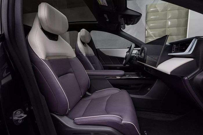 Nội thất Mazda CX-6e với màn hình Ultra-Wide 26,45 inch. Ảnh: Mazda