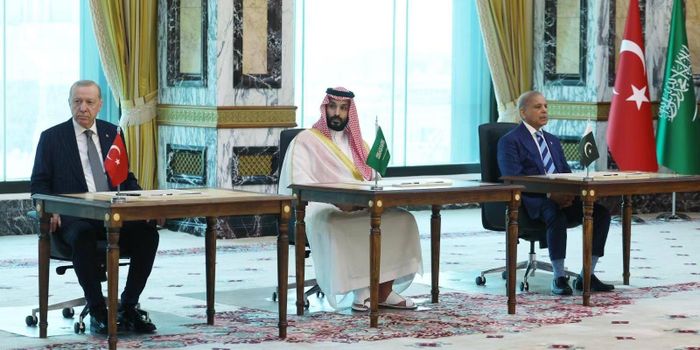 Thái tử Arab Saudi Mohammed bin Salman (giữa) cùng Thủ tướng Pakistan Shehbaz Sharif (phải) và Tổng thống Thổ Nhĩ Kỳ Recep Tayyip Erdogan công bố hiệp định phòng thủ giữa ba nước hôm 7/8. Ảnh: Anadolu/Getty Images