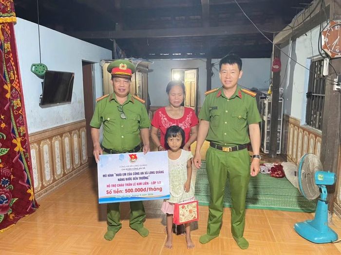 Mô hình "Công an xã Long Quảng - nâng bước em đến trường" tiếp thêm ý chí cho các em đồng bào dân tộc thiểu số chăm ngoan học tập.
