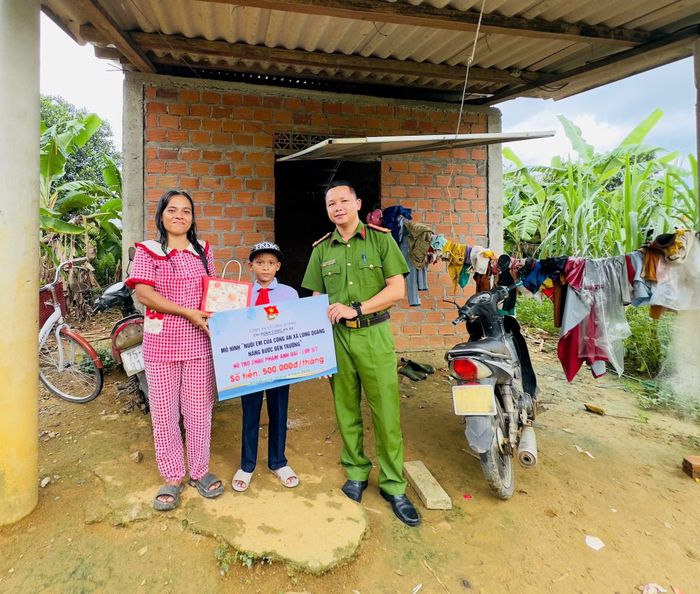 Công an xã Long Quảng trao quà hỗ trợ cho các cháu có hoàn cảnh khó khăn.