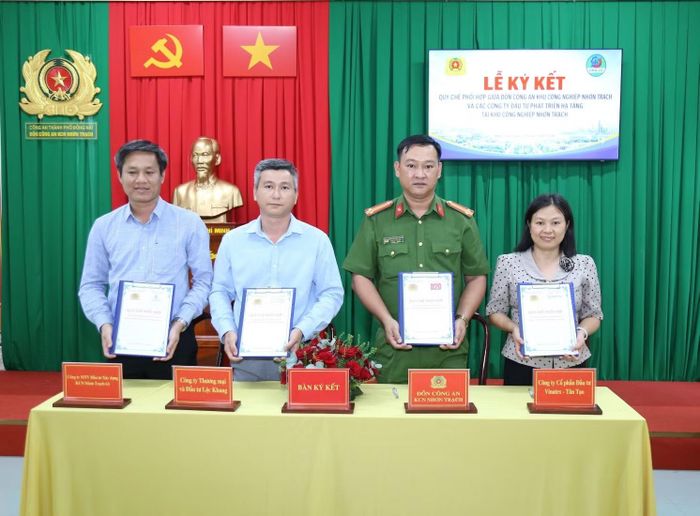 Đại diện các đơn vị ký kết quy chế phối hợp.
