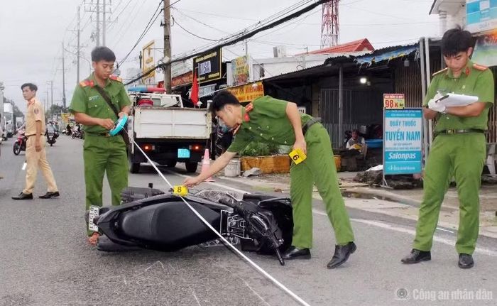 Cơ quan chức năng khám nghiệm hiện trường vụ việc.