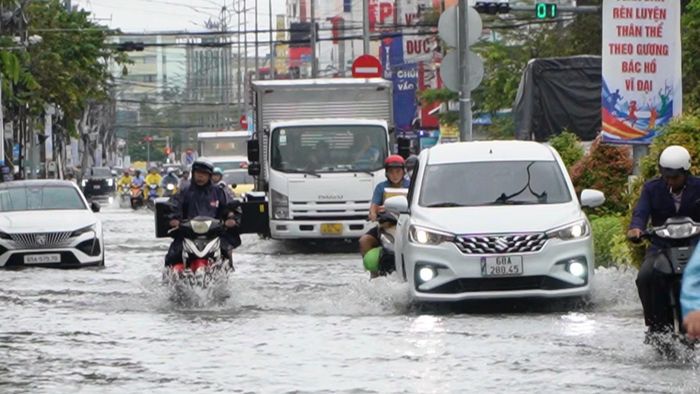 Các tuyến đường bị ngập sâu.