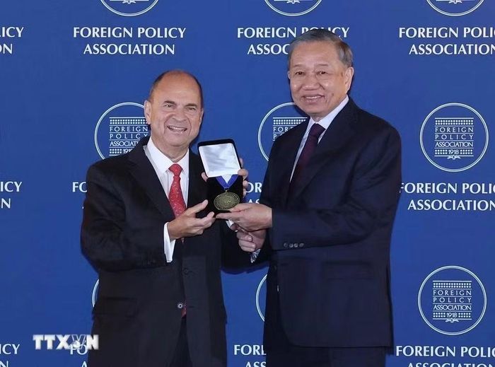 Lãnh đạo Hiệp hội Chính sách Đối ngoại Mỹ trao huy chương tặng Tổng Bí thư, Chủ tịch nước Tô Lâm. Ảnh: TTXVN