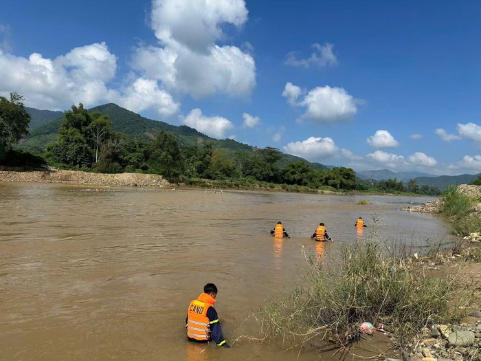  Lòng sông rộng, việc tìm kiếm thi thể nạn nhân rất khó khăn. 