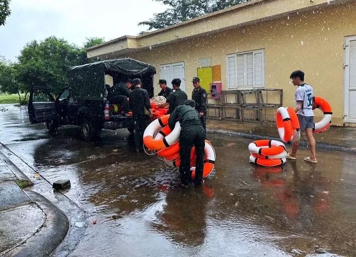 Phòng Cảnh sát Cơ động Công an tỉnh Lâm Đồng triển khai lực lượng hỗ trợ nhân dân vùng ngập lụt.