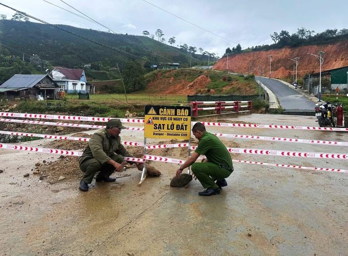 Công an xã Lạc Dương giăng dây, đặt biển cảnh báo khu vực nguy hiểm để nhân dân chủ động phòng tránh.