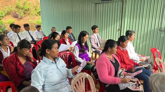 Công an xã tuyên truyền pháp luật đến người dân.