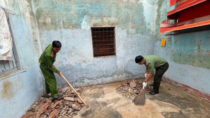 Cán bộ Công an xã đến hỗ trợ người dân sửa chữa nhà cửa.