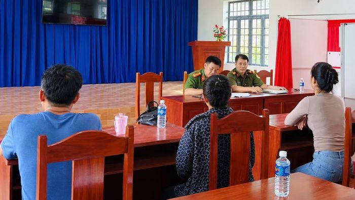 Cán bộ Công an xã và đại diện Lực lượng bảo vệ ANTT ở cơ sở tham gia giải quyết mâu thuẫn trong nội bộ nhân dân.