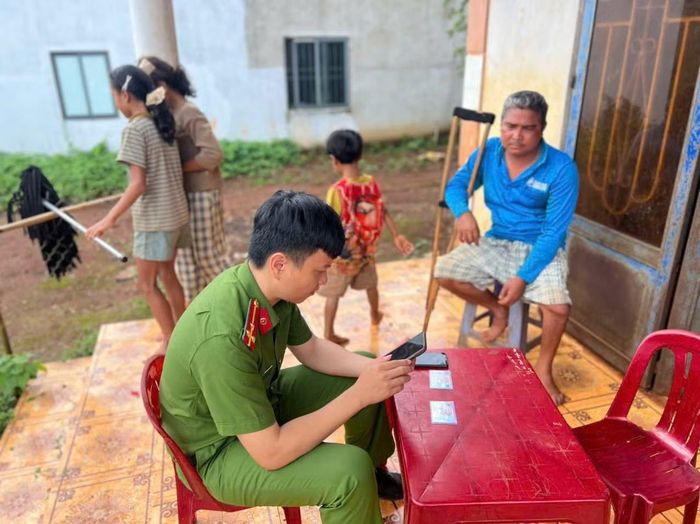 Cán bộ Công an xã Bom Bo đến tận nhà hướng dẫn người dân thực hiện chuyển đổi số.