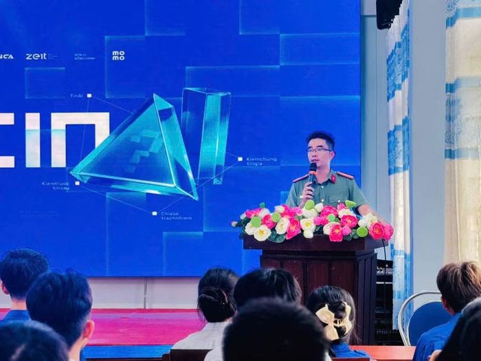 Cán bộ Phòng An ninh mạng và phòng chống tội phạm sử dụng công nghệ cao Công an tỉnh Quảng Ngãi tuyên truyền hưởng ứng Chiến dịch truyền thông “TIN AI?” - phòng chống tin giả, thông tin sai lệch do AI tạo ra, cho học sinh tại đặc khu Lý Sơn ngày 25/9/2026.