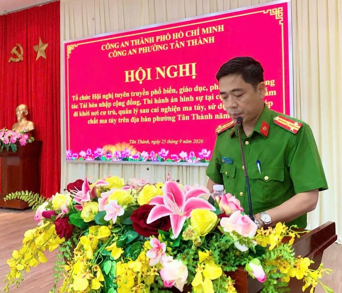 Thượng tá Lê Anh Đại, Trưởng Công an phường Tân Thành phát biểu tại hội nghị.