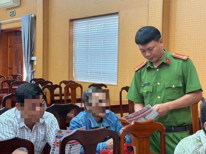 Công an phường Lái Thiêu lồng ghép tuyên truyền các chính sách cho người chấp hành xong án phạt tù và Luật Phòng, chống ma túy...