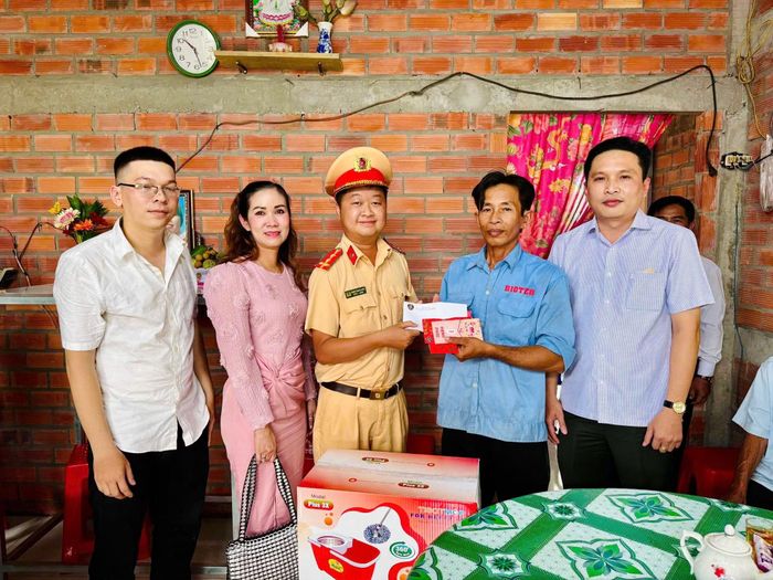 Đại úy Trịnh Trung Hiếu thăm, tặng quà gia đình chính sách ở Mộc Hóa, Tây Ninh.