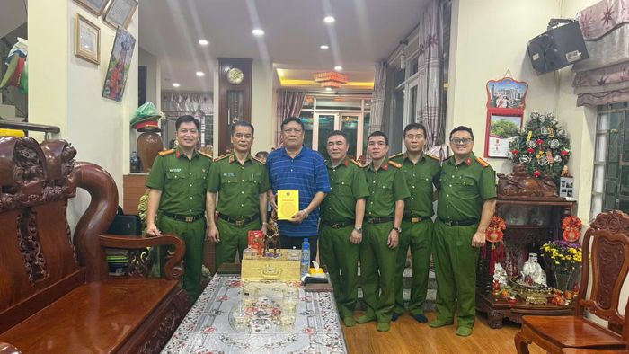 Thiếu tướng Hà Xuân Duy và đoàn công tác đến thăm, tặng quà Thiếu tướng Lê Tấn Tảo, nguyên Cục trưởng Cục Cảnh sát phòng, chống tội phạm về môi trường.