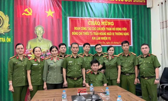 Đoàn công tác và Công an tỉnh Vĩnh Long đến thăm, động viên Thiếu tá Trần Hoàng Ngôi (ngồi giữa), người bị thương nặng khi làm nhiệm vụ.