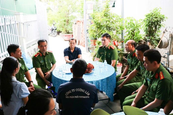 Thiếu tướng Hà Xuân Duy và đoàn công tác thăm hỏi, động viên thân nhân Đại úy Nguyễn Xuân Hải.