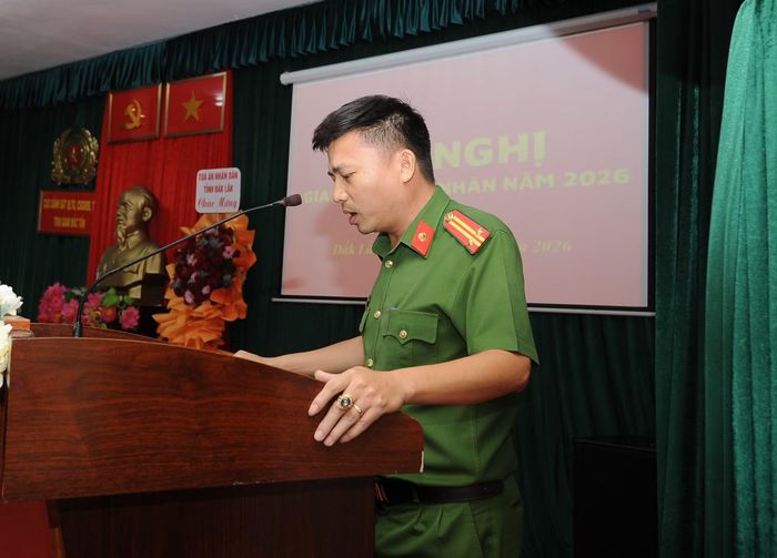 Trung tá Lê Văn Long, Phó Giám thị Trại giam Đắk Tân phát biểu tại Hội nghị.