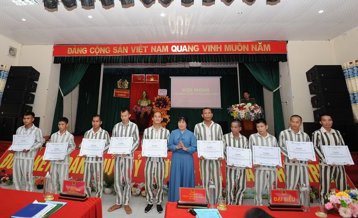 Trao tặng quà cho các phạm nhân có hoàn cảnh khó khăn.