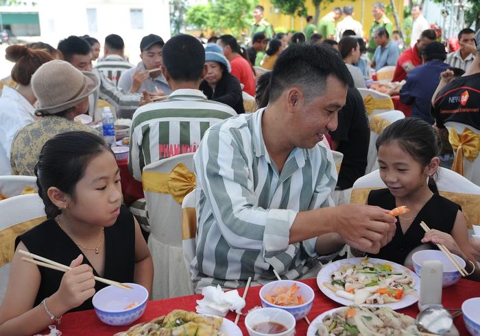 Với phạm nhân H., một bữa cơm gia đình đối với anh là niềm mong ước để anh chấp hành án, cải tạo tốt.