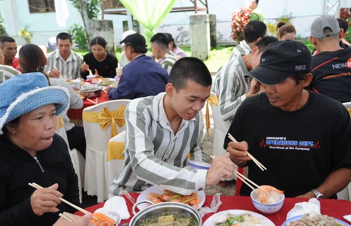 Với phạm nhân Nguyễn Văn S., được chăm sóc bố mẹ trở nên niềm mong ước mãnh liệt hơn bao giờ hết nên em hứa sẽ cải tạo tốt.