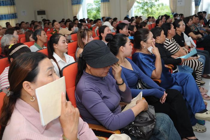 Nhiều thân nhân phạm nhân bật khóc khi chứng kiến con em mình nỗ lực cố gắng chấp hành án.