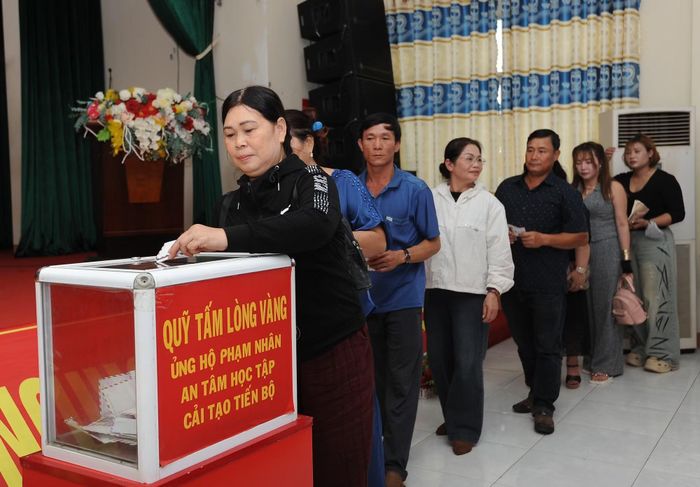 Gia đình thân nhân và cán bộ, chiến sĩ tham gia ủng hộ "Quỹ tấm lòng vàng".