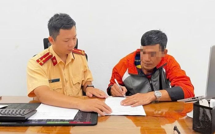 3 người điều khiển ô tô du lịch vượt đường ngang qua đường sắt khi đèn đỏ đã bật sáng đang ký tên vào biên bản vi phạm hành chính.