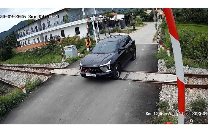 Hình ảnh 1 trong 3 xe ô tô du lịch vi phạm được cắt từ camera lắp đặt tại đường ngang qua đường sắt.