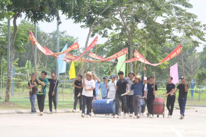 Các đối tượng lôi kéo nhiều người tham gia gây rối trật tự công cộng.