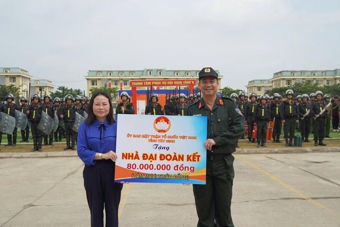 Kết thúc buổi diễn tập, Ủy ban MTTQ Việt Nam tỉnh Tây Ninh đã trao tặng nhà đại đoàn kết cho cán bộ chiến sĩ của Trung đoàn CSCĐ số 9 gặp khó khăn.