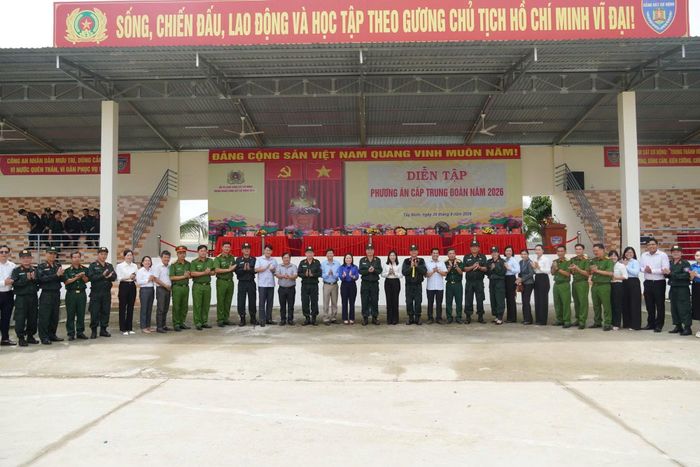 Các đại biểu chụp hình lưu niệm.