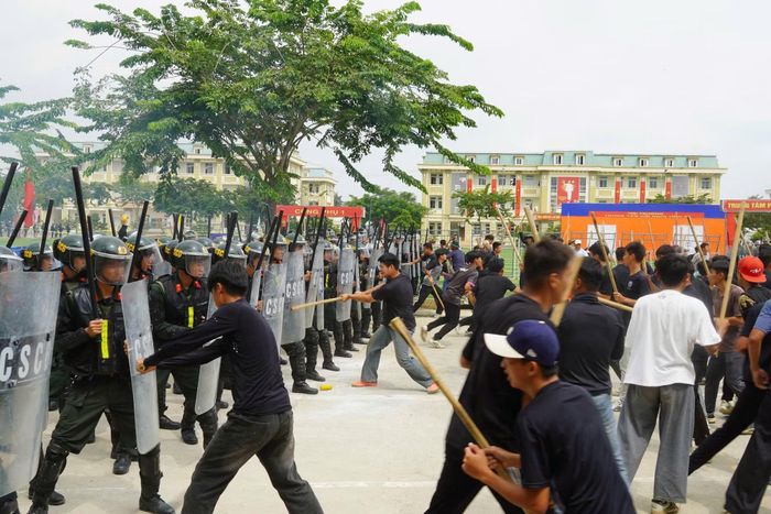 Với các tình huống chống bạo loạn được huấn luyện, cán bộ chiến sĩ CSCĐ nhanh chóng di chuyển dòng người bạo loạn ra khỏi khu vực trung tâm tỉnh.
