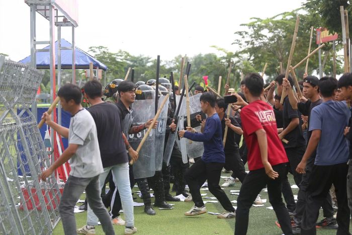 Mặc dù đã giải thích nhưng các đối tượng đã lôi kéo nhiều người tấn công lực lượng Công an gây mất an ninh trật tự.