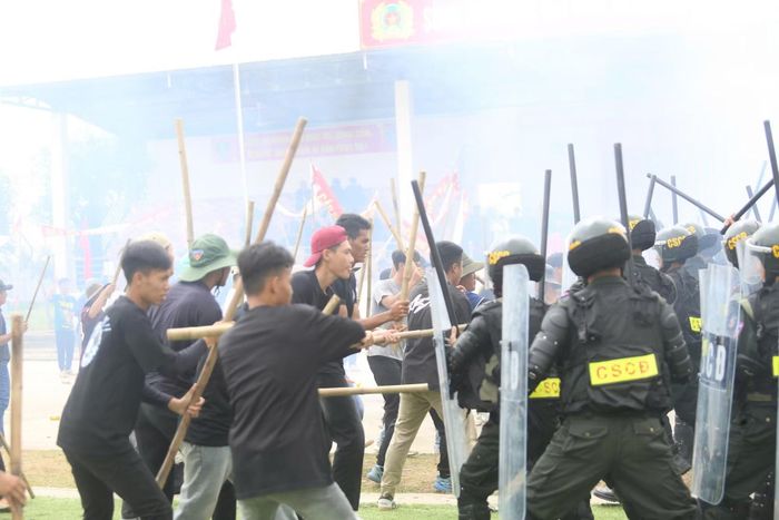 Trung đoàn CSCĐ số 9 triển khai lực lượng xử lý hành vi gây rối.