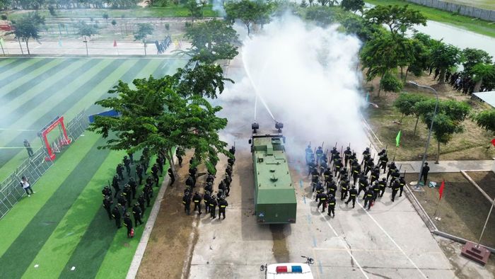 Vòi rồng giải tán đám đông.